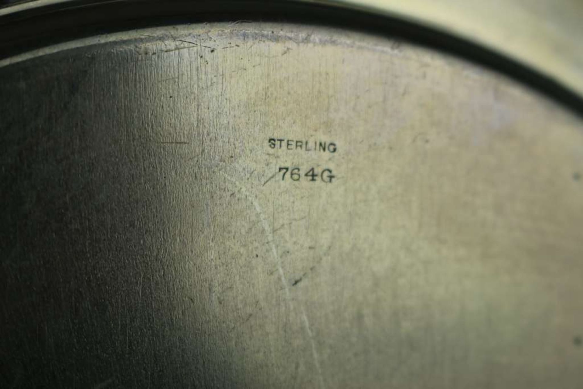 Platzteller, Sterling Silber, Amerika 20. Jh., wohl Tuttle Silver Company, runde Form mit relie - Bild 2 aus 2