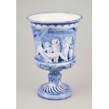 KPM, Kratervase mit Reliefdekor "Venus und spielende Putten", Blau-Weiß-Malerei, um 1900, wohl