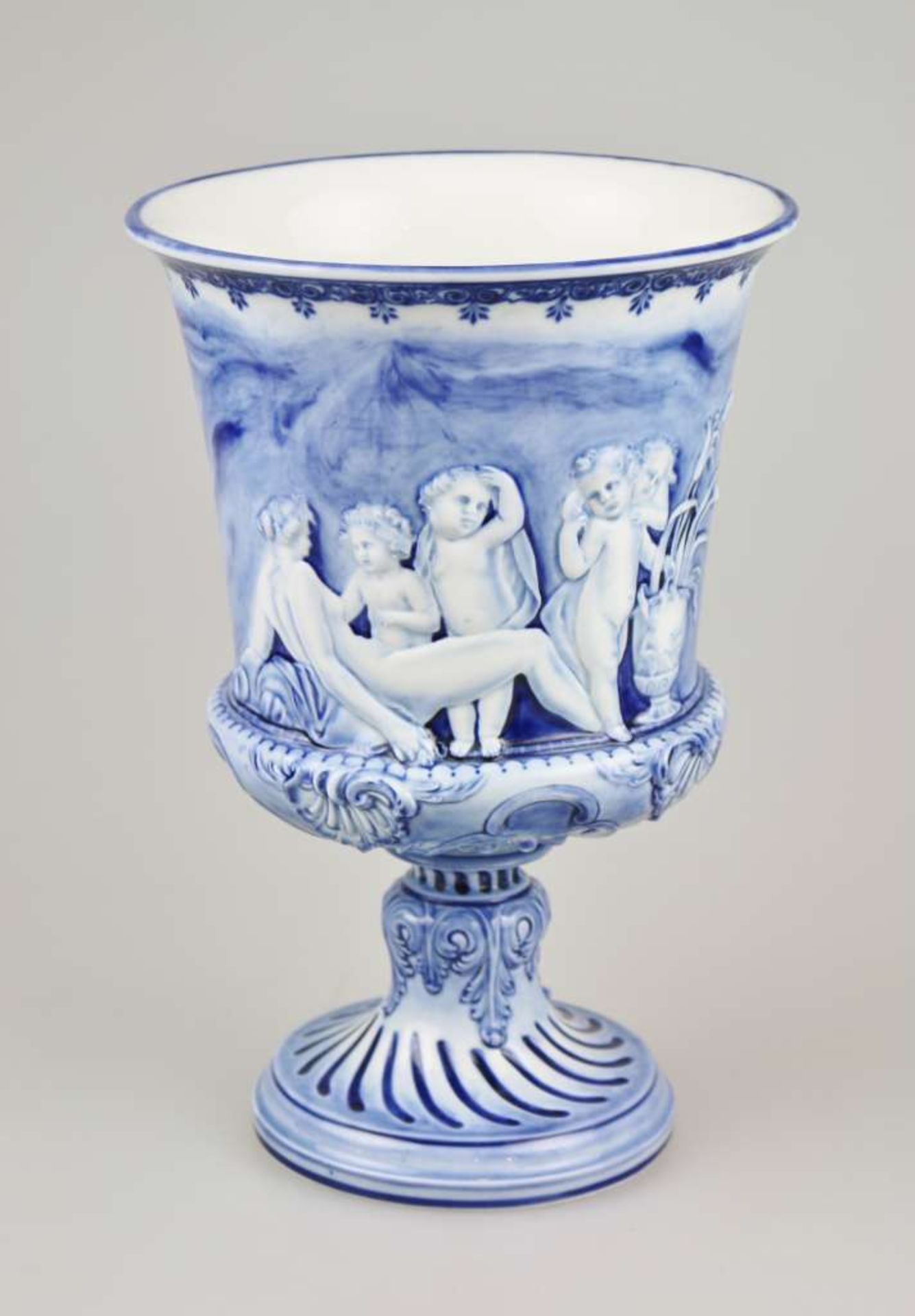 KPM, Kratervase mit Reliefdekor "Venus und spielende Putten", Blau-Weiß-Malerei, um 1900, wohl