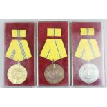 DDR, Blücher Medaille für Tapferkeit, 3er Set Bronze, Silber und Gold, jeweils mit Interimssp