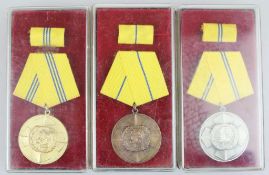 DDR, Blücher Medaille für Tapferkeit, 3er Set Bronze, Silber und Gold, jeweils mit Interimssp