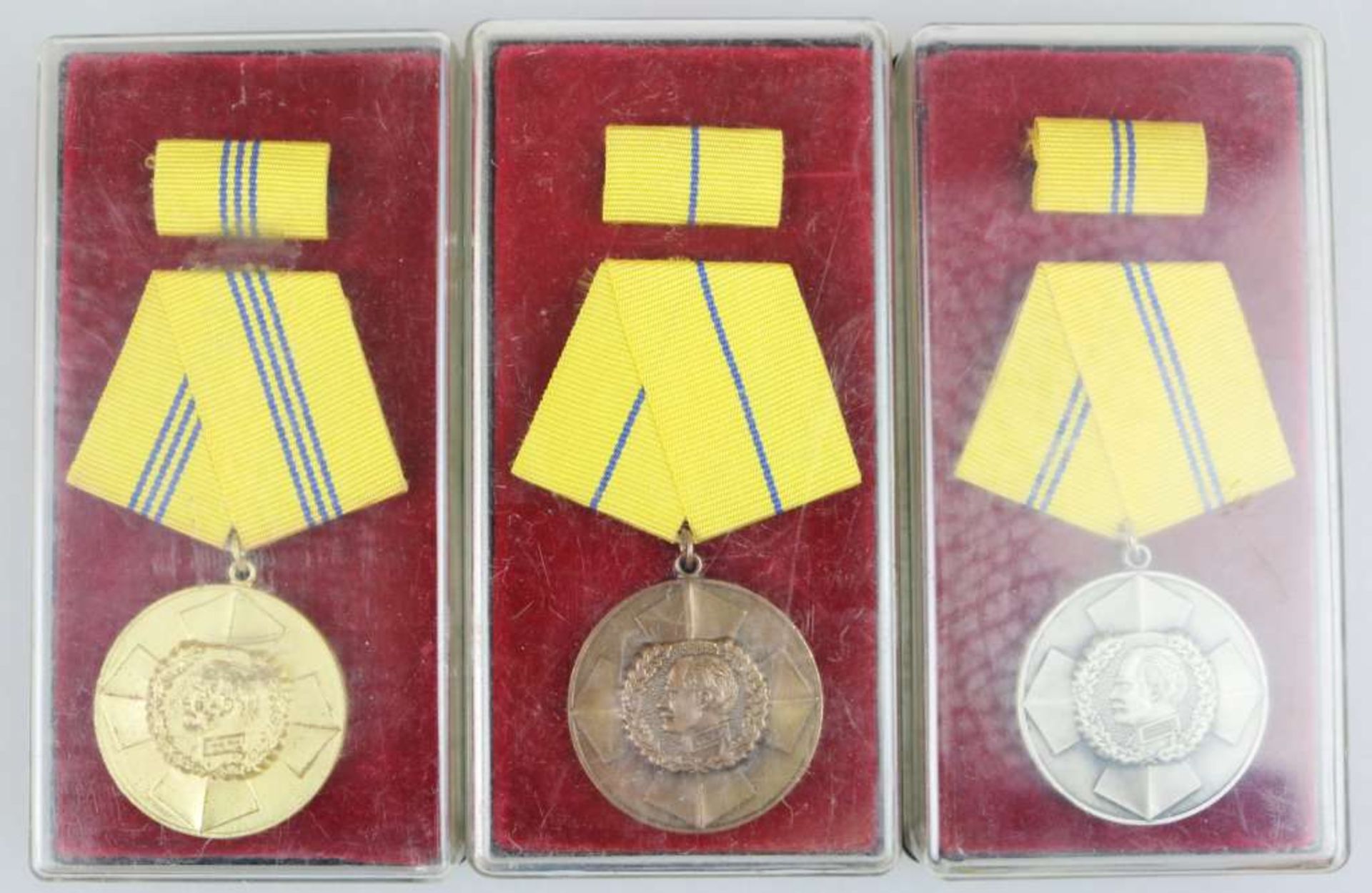 DDR, Blücher Medaille für Tapferkeit, 3er Set Bronze, Silber und Gold, jeweils mit Interimssp