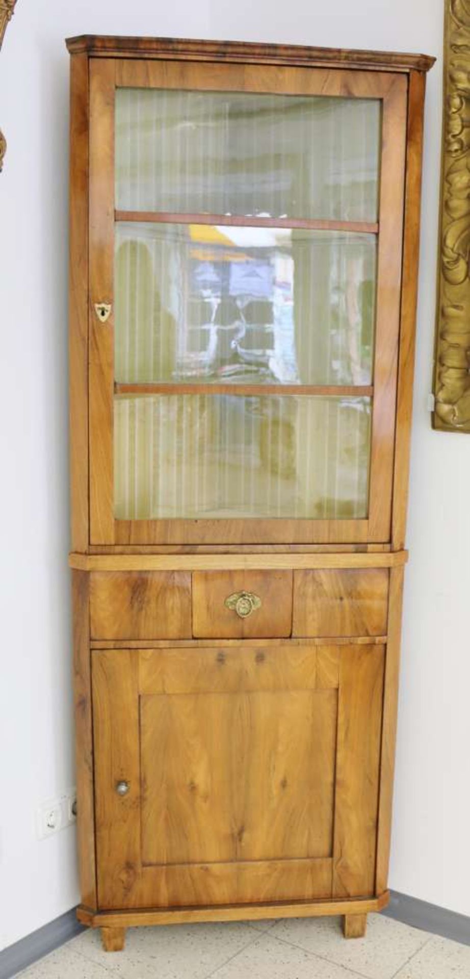 Eckvitrine, Biedermeier, um 1820, Obstholz, zweiteiliger Korpus, verglaster eintüriger Aufsatz