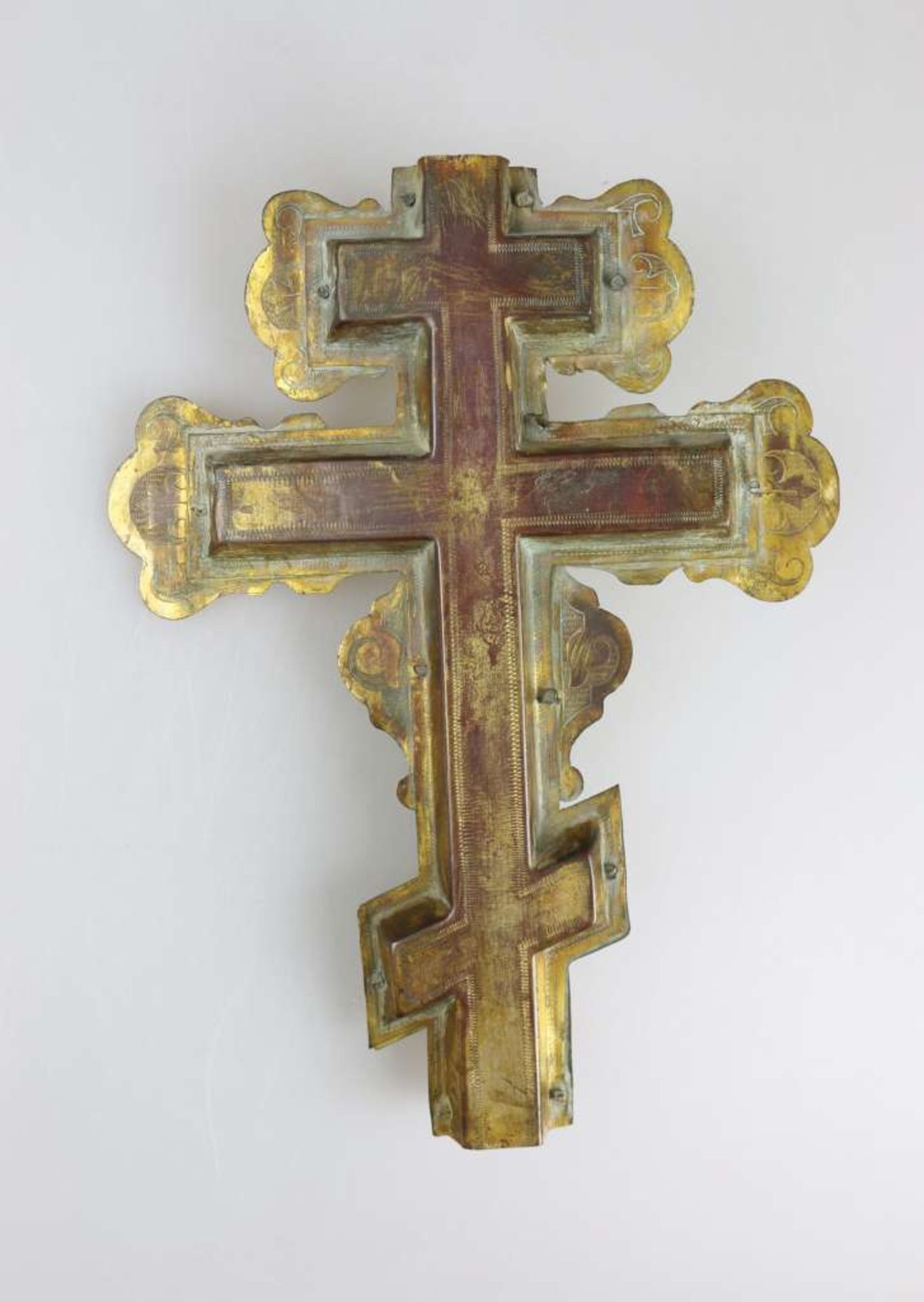 Vortragekreuz, Russland um 1900, wohl Bronze, Reste von Vergoldung, partiell graviert, u.a. sti - Bild 2 aus 2