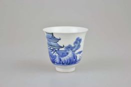 Becher mit hohem Standring, Japan, wohl 1. H. 20. Jh., Porzellan, Blau-Malerei (sometsuke), am