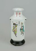 Vase, China, im Stil von 'Qianjiang", zylindr. Korpus, Enghals mit Handhaben, auf der Wandung f