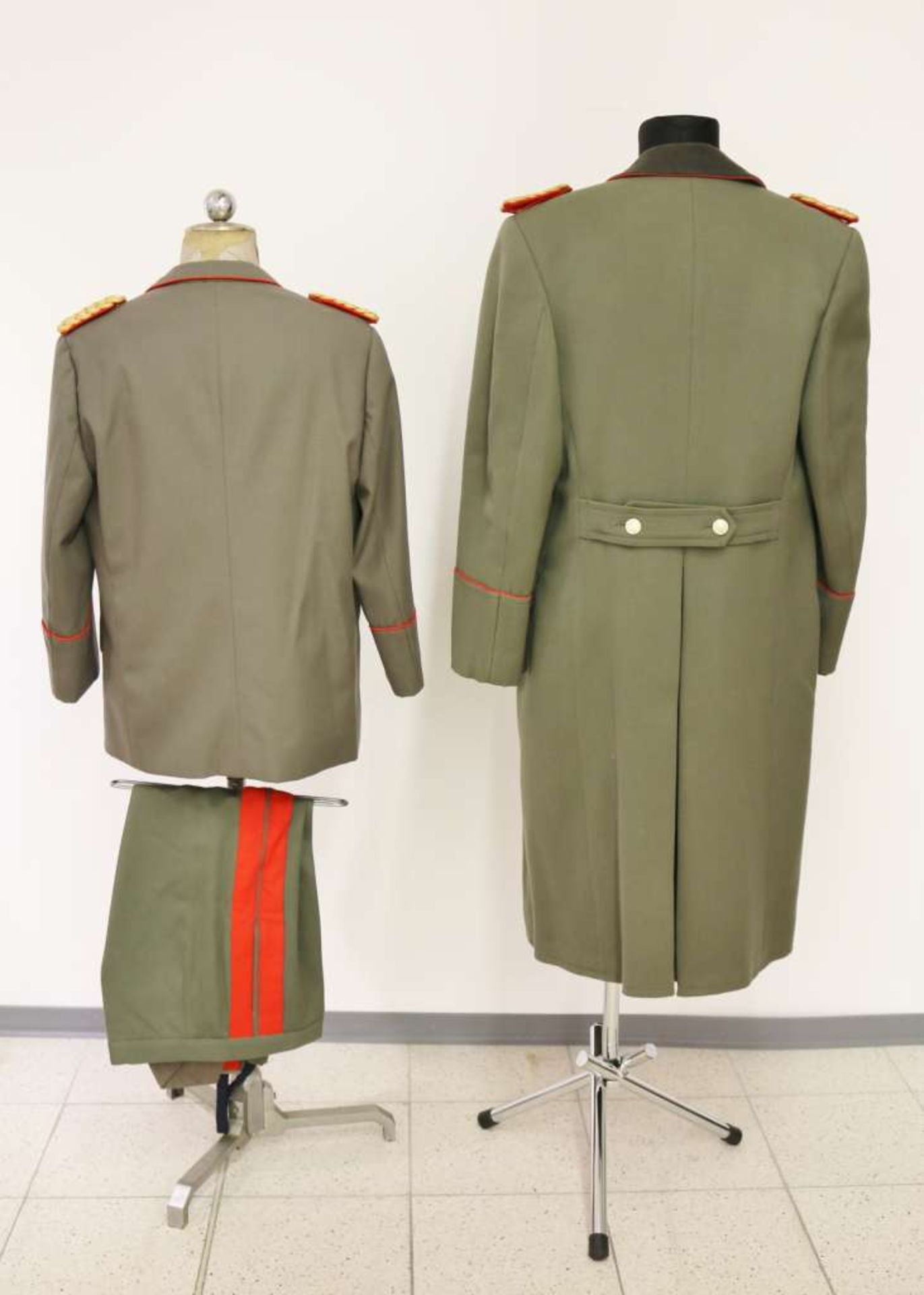 DDR, Generalsuniform, bestehend aus: Jacke, Hose und Mantel mit allen Effekten, guter Zustand, - Bild 2 aus 2