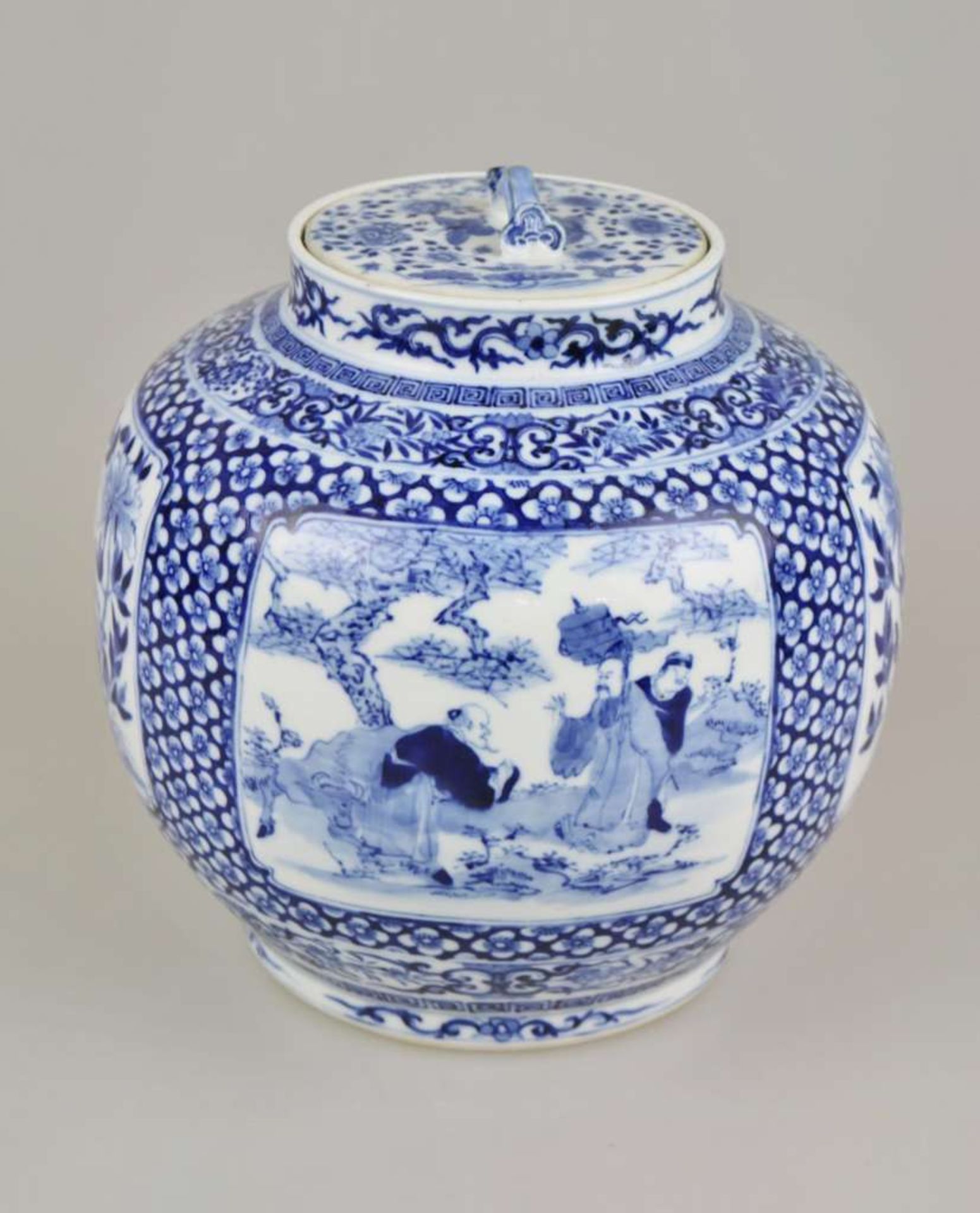 Großer Topf, China, Blau-Weiß mit Flachdeckel, Qing-Dynastie (1644-1911). Kugeliger, leicht g