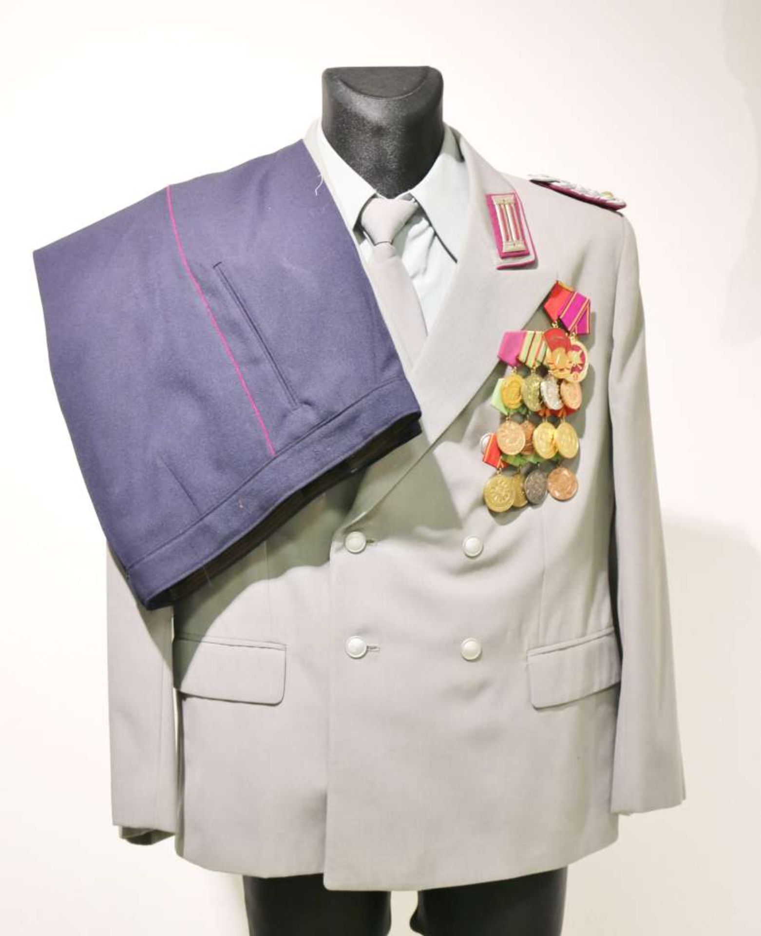 DDR, Uniform eines Majors der Zivilverteidigung, bestehend aus: Jacke, Hose, Hemd, Krawatte, al