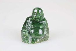 Buddha, dunkelgrüne Jade, China, 19./20. Jh., plastische Darstellung eines sitzenden u. lache