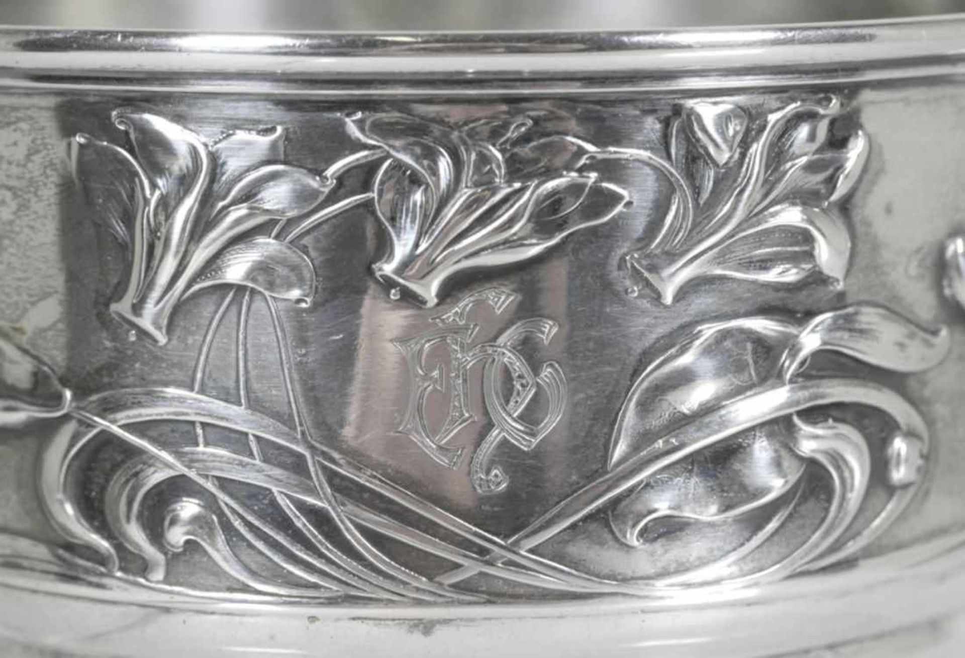 Anbieteschale, dt., um 1900-10, Silber 800, runde Form, seitlich 2 Tragegriffe, Schauseite - Bild 2 aus 3