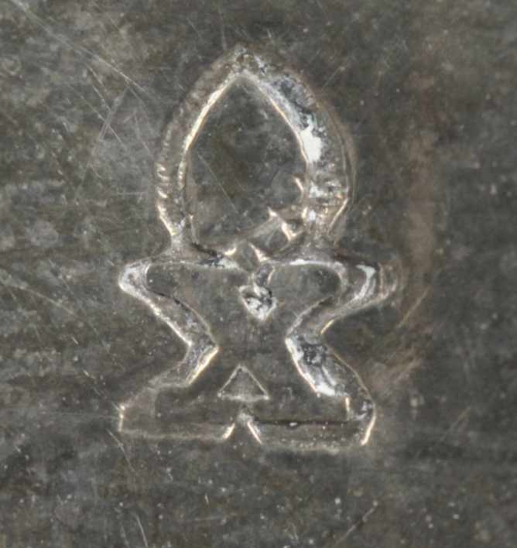 Ein Paar barocke Tafelleuchter, 1-flg., Augsburg, um 1775-77, Silber, Meister: Johann - Bild 3 aus 4