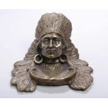 Bronze-Tintenfass, "Indianer", Frankreich, um 1920, vollplastisch, naturalistische