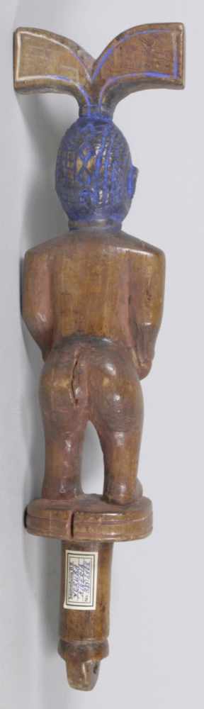 Tanzstab, Yoruba, Nigeria, vollplastische Figur auf Podest, Holz, braun patiniert und Kopf - Image 2 of 2