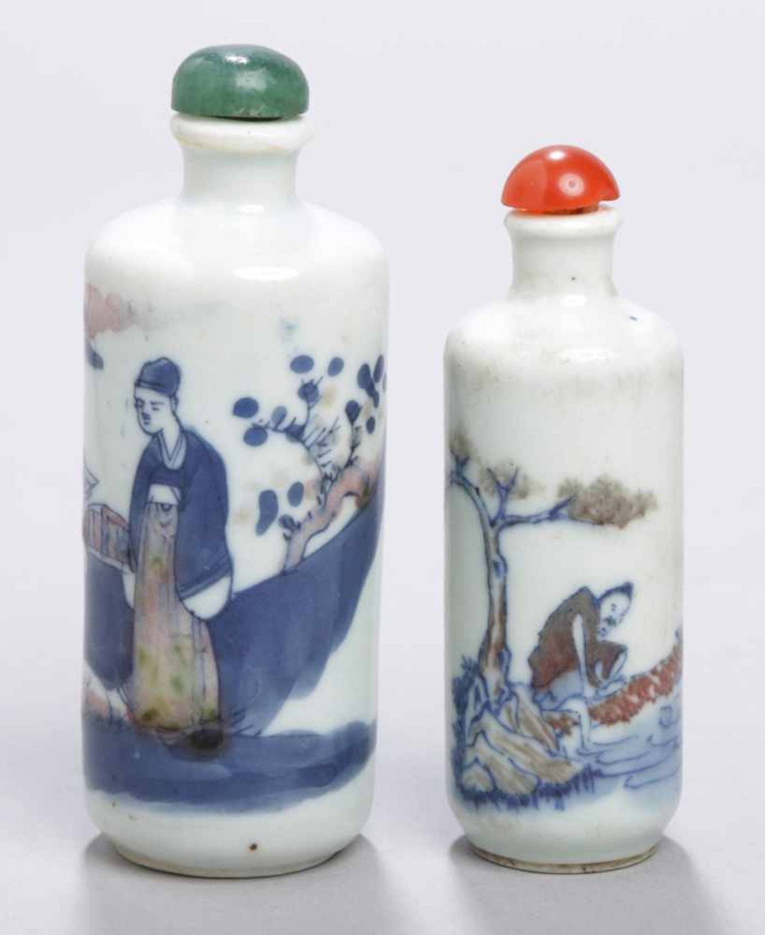 Zwei Porzellan-Snuffbottles, China, um 1900, Flaschenform mit eingezogenem Hals und