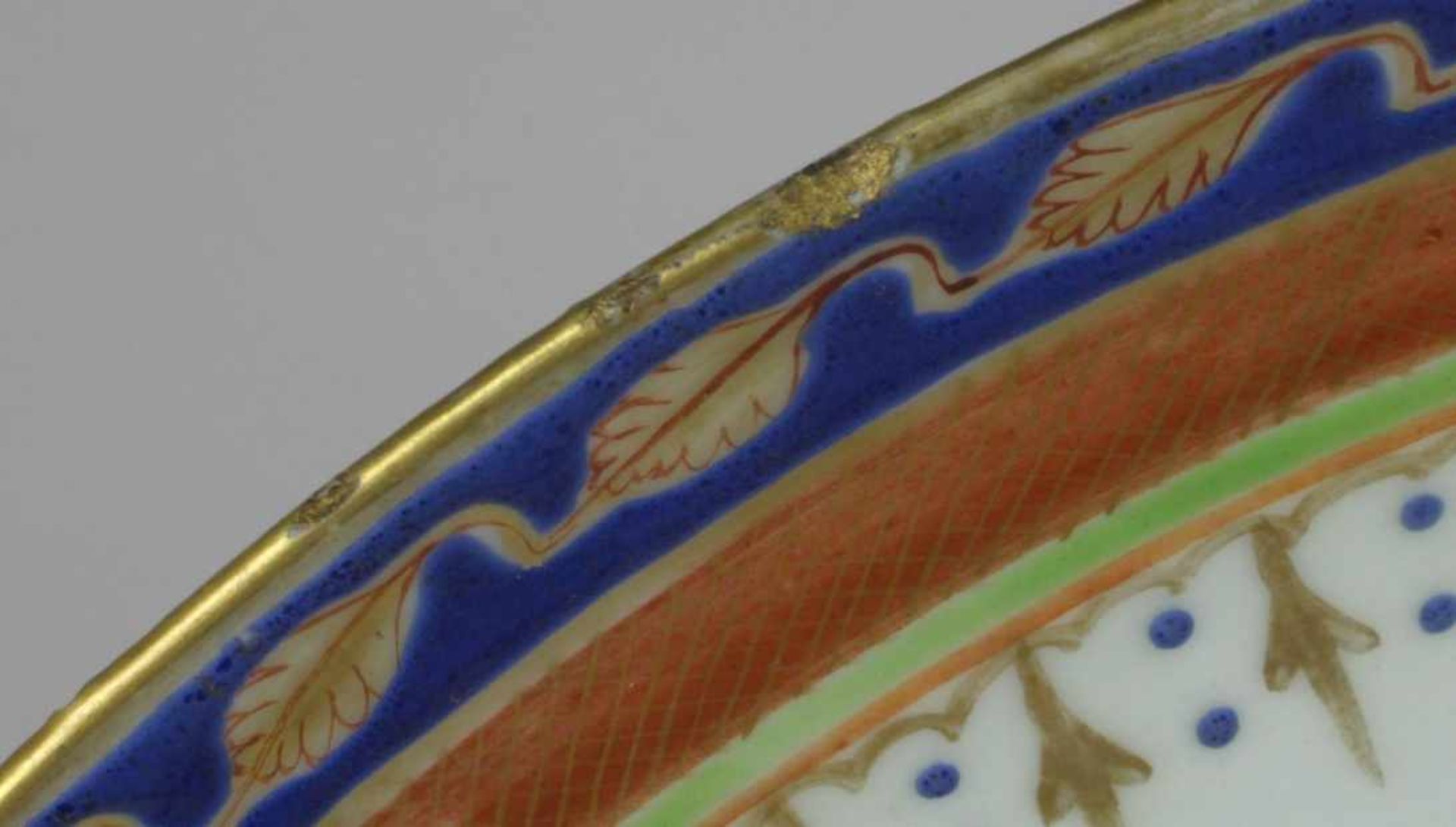 Porzellan-Zierteller, China, wohl 18. Jh., über kleinem Standring runde, gemuldete Form,< - Bild 3 aus 5