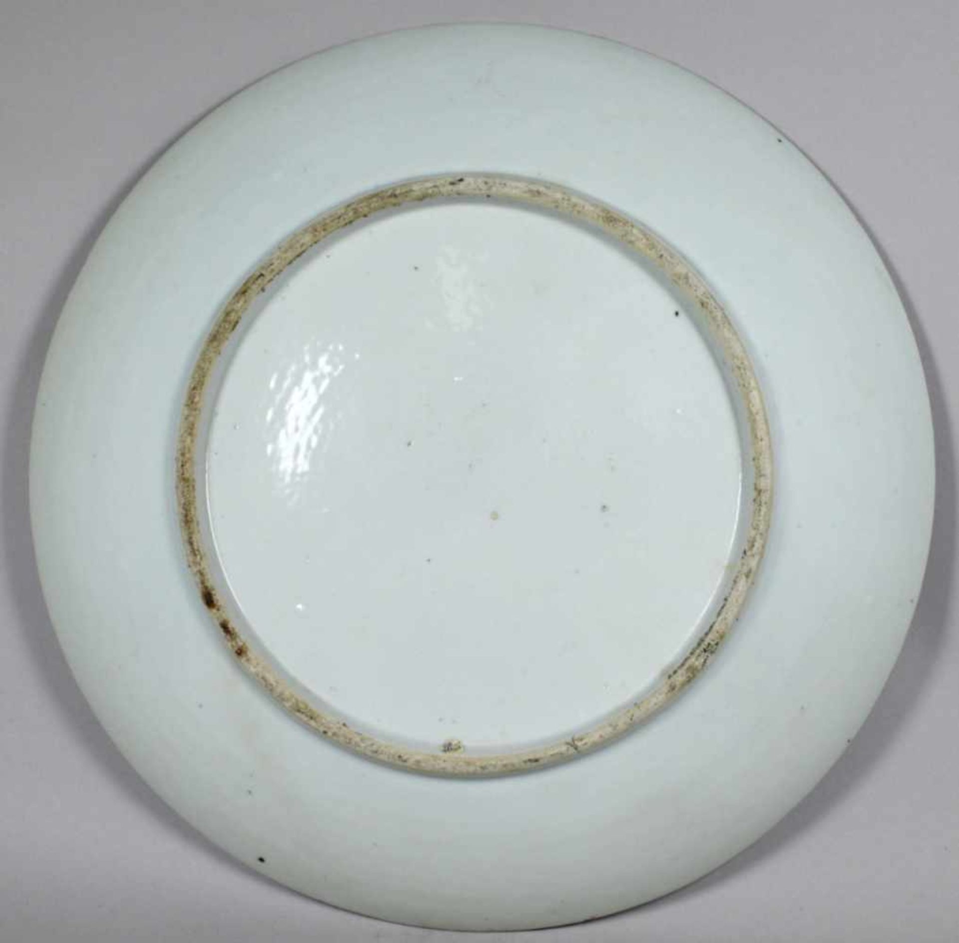 Porzellan-Zierteller, China, wohl 18. Jh., über kleinem Standring runde, gemuldete Form,< - Bild 2 aus 5