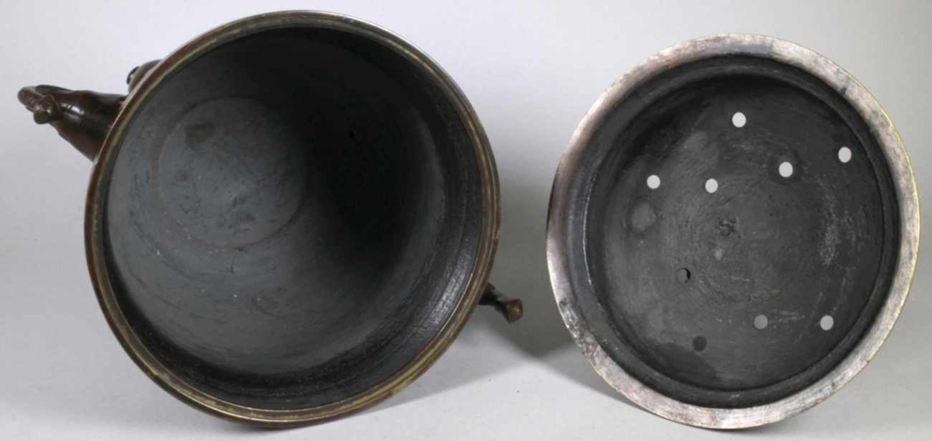 Bronze-Koro, China, 19. Jh., urnenförmiger, abgesetzt gearbeiteter Korpus auf 3 schlanken,< - Bild 3 aus 4