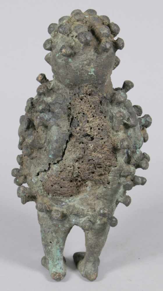 Bronze-Kultfigur, Kissi, Sierra Leone, stehende Darstellung mit stiltypischem Gesicht mit - Image 2 of 4