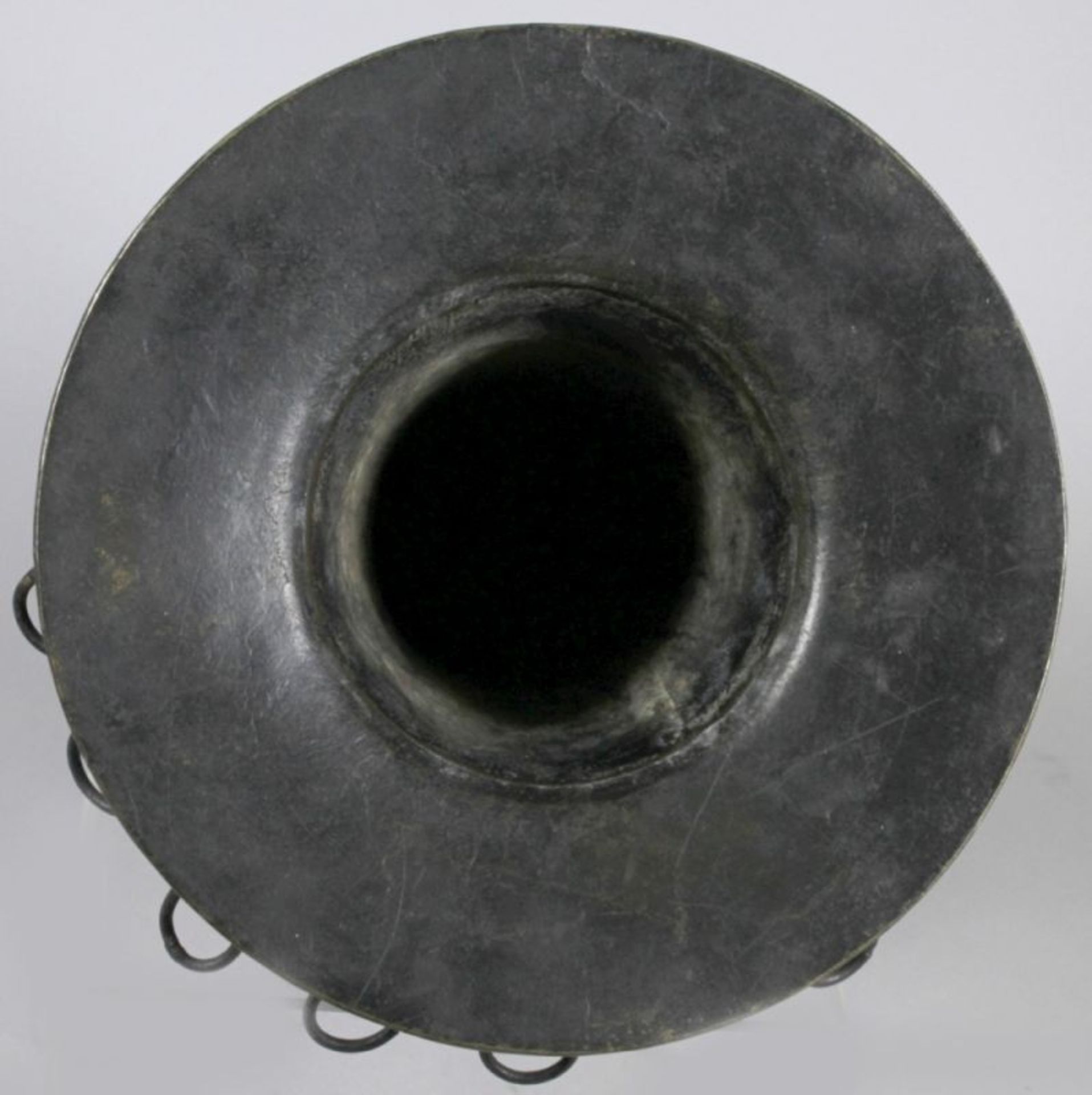 Bronze-Ziervase, China, 18./19. Jh., über trompetenförmig ausgestelltem Stand kugliger<b - Bild 3 aus 5