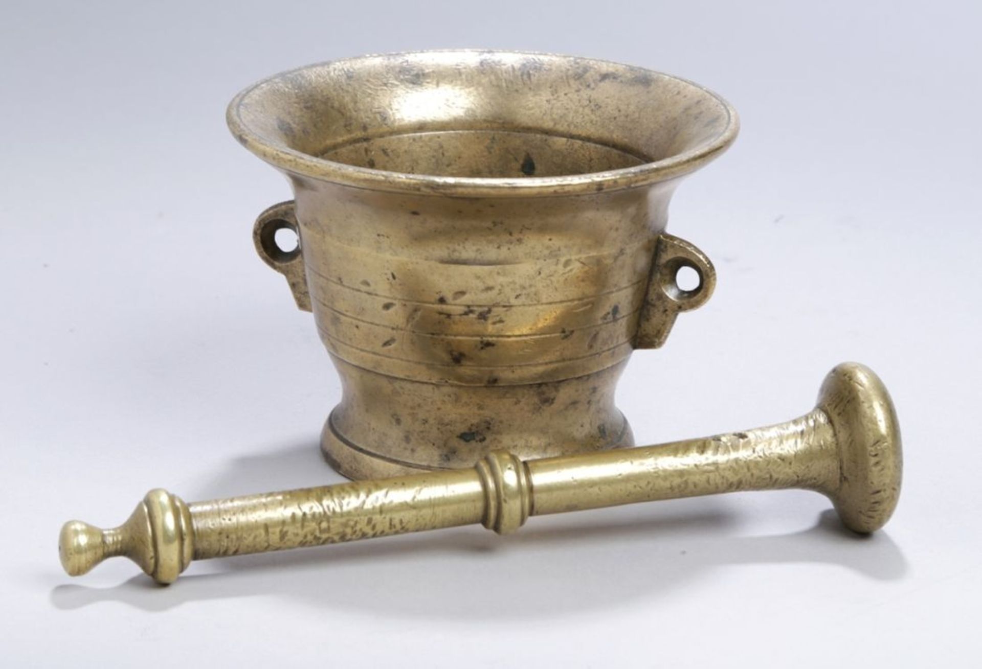 Bronze-Mörser mit Pistill, um 1800, über leicht ausgestelltem Rundstand glockenförmiger<br