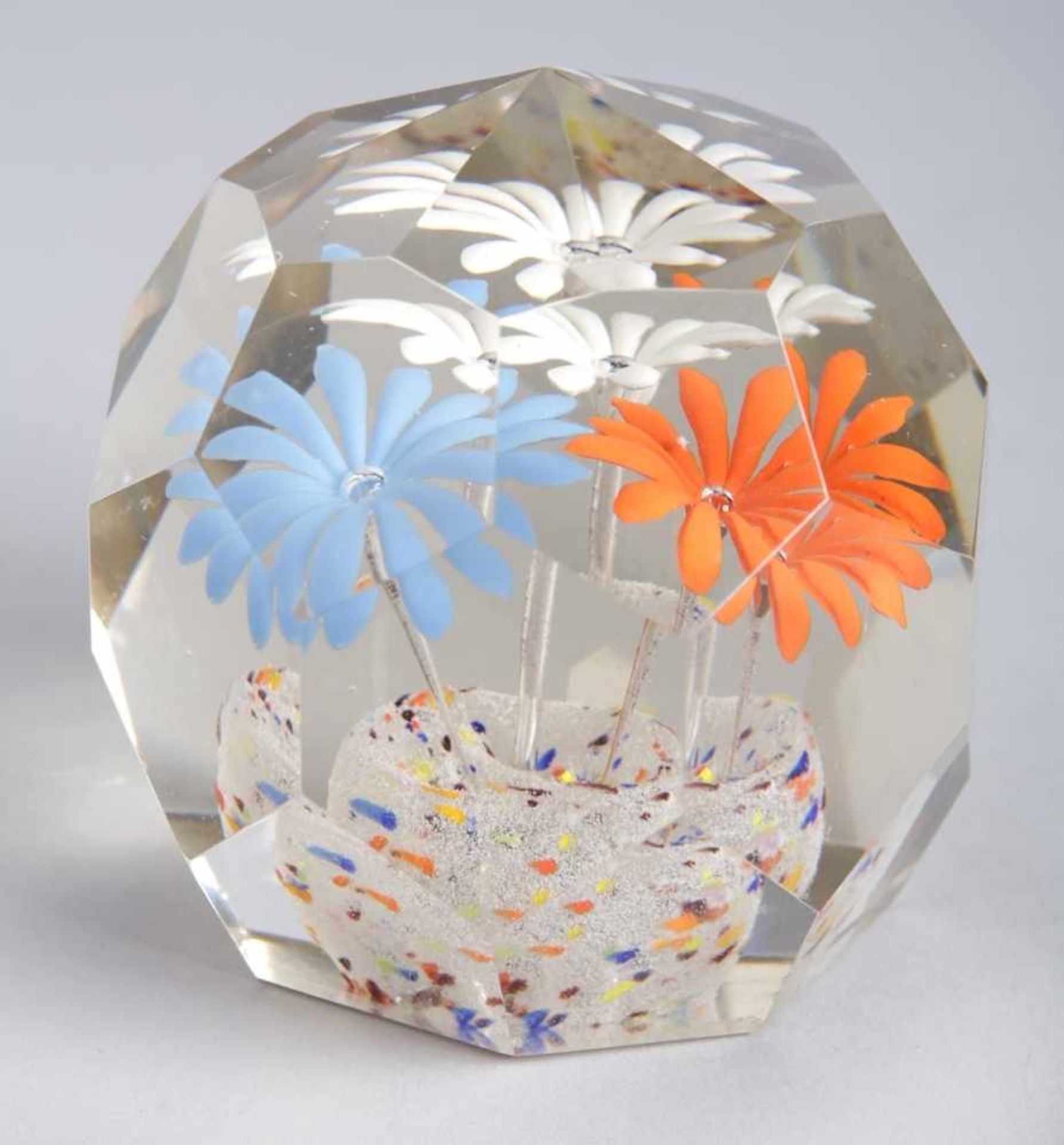 Glas-Paperweight, wohl Böhmen/Tschechoslowakei, um 1910-30, achteckiger, angefaster Stand,< - Bild 2 aus 3