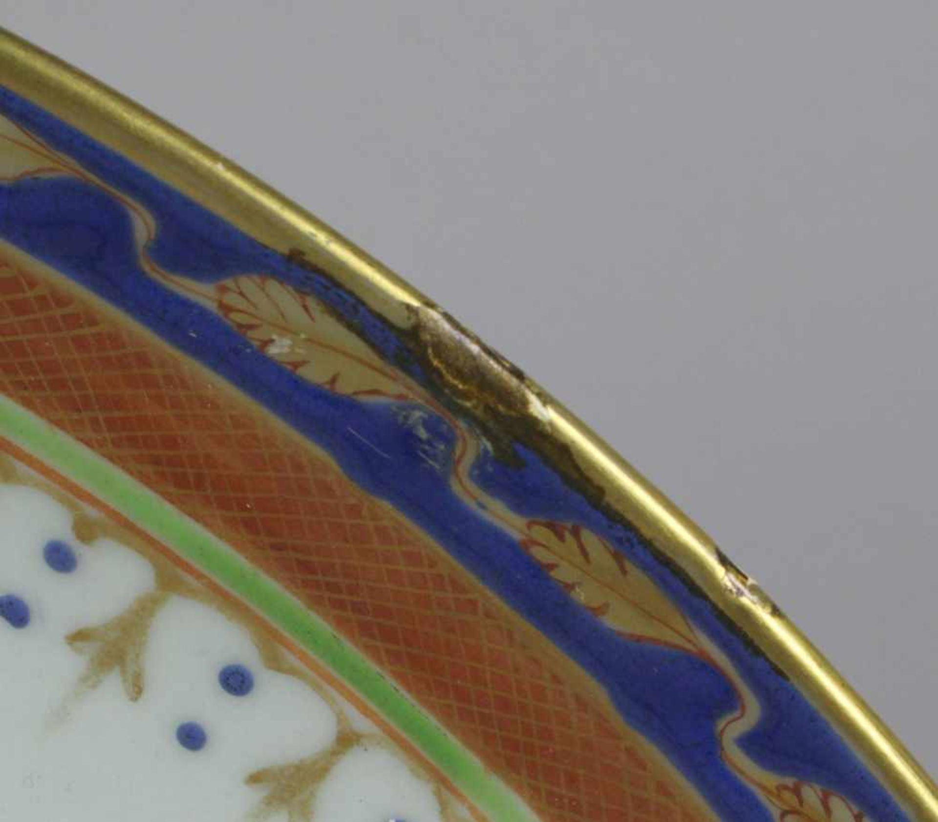 Porzellan-Zierteller, China, wohl 18. Jh., über kleinem Standring runde, gemuldete Form,< - Bild 4 aus 5