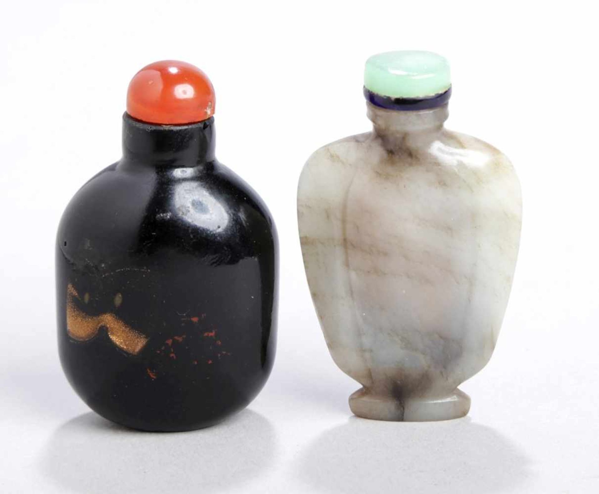 Zwei Snuffbottles, China, um 1900, unterschiedliche Formen aus Glas mit