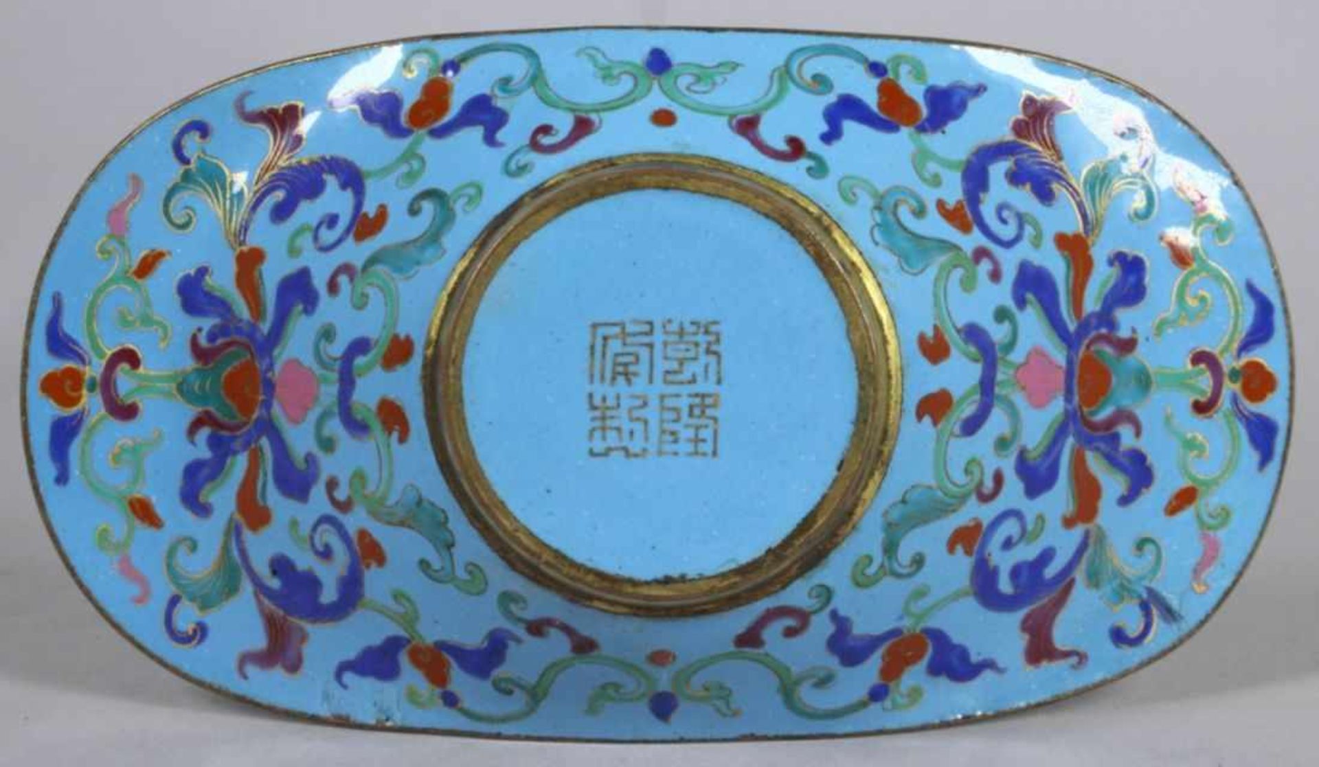 Kantonemail-Zierschälchen, China, 18. Jh., runder, vertiefter Spiegel, oval< - Bild 3 aus 3