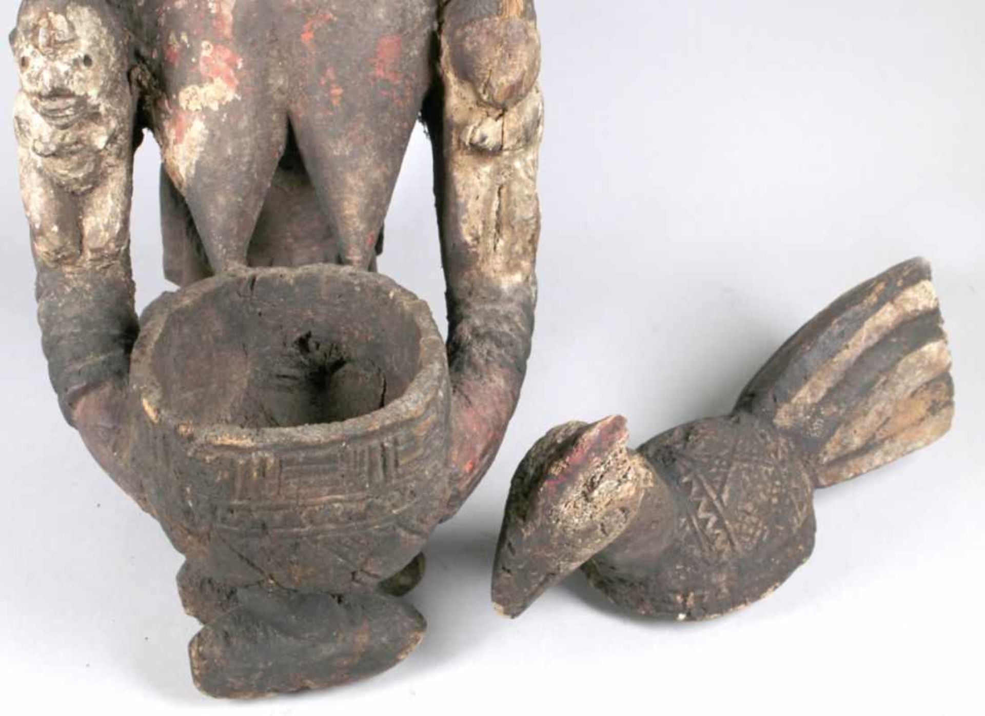 Mutter-Figur bzw. Schalenträgerin, Yoruba, Nigeria, auf Flachplinthe kniende, weibliche< - Bild 5 aus 5