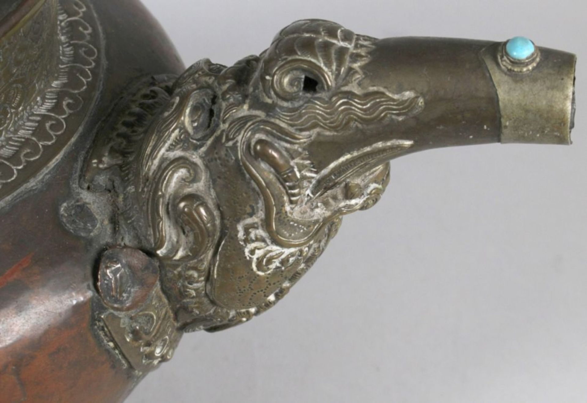 Kupfer-Altarritualkanne, Tibet, 18. Jh., stiltypische Form mit Schwanenhalsausguss mit - Bild 3 aus 6