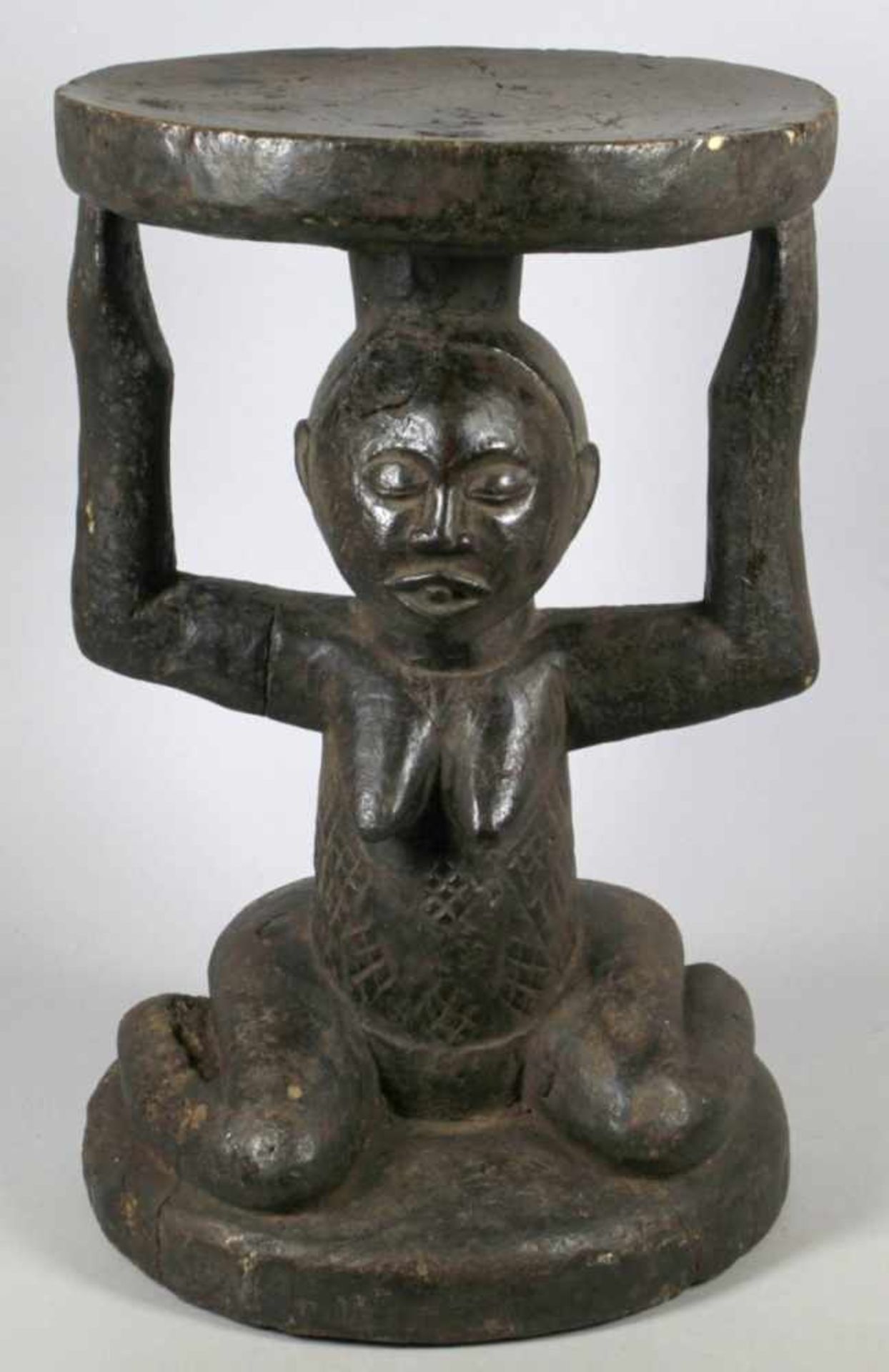 Karyatiden-Hocker, Luba, Kongo, über rundem, gewölbtem Sockel plastische, weibliche,<b - Bild 2 aus 5