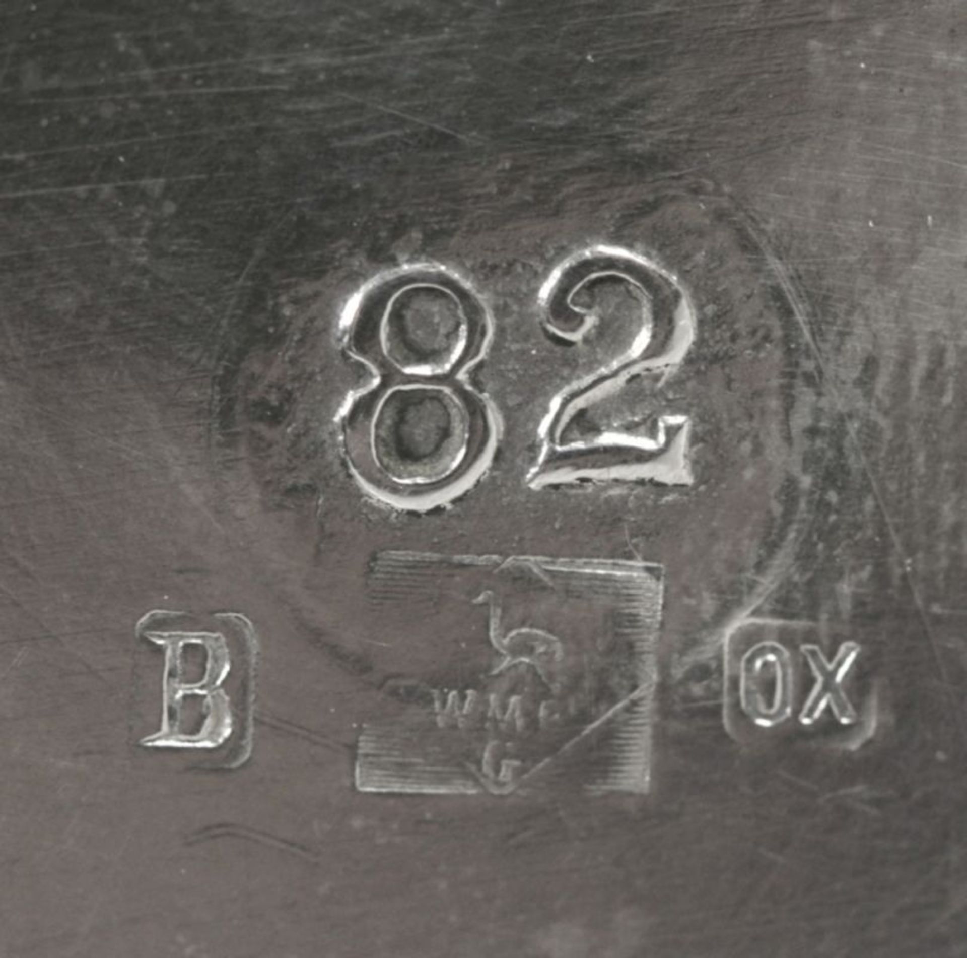 Britanniametall-Weinflaschenhalter, WMF, Geislingen, um 1900, Mod.nr.: 82, über 3 dezent< - Bild 2 aus 2