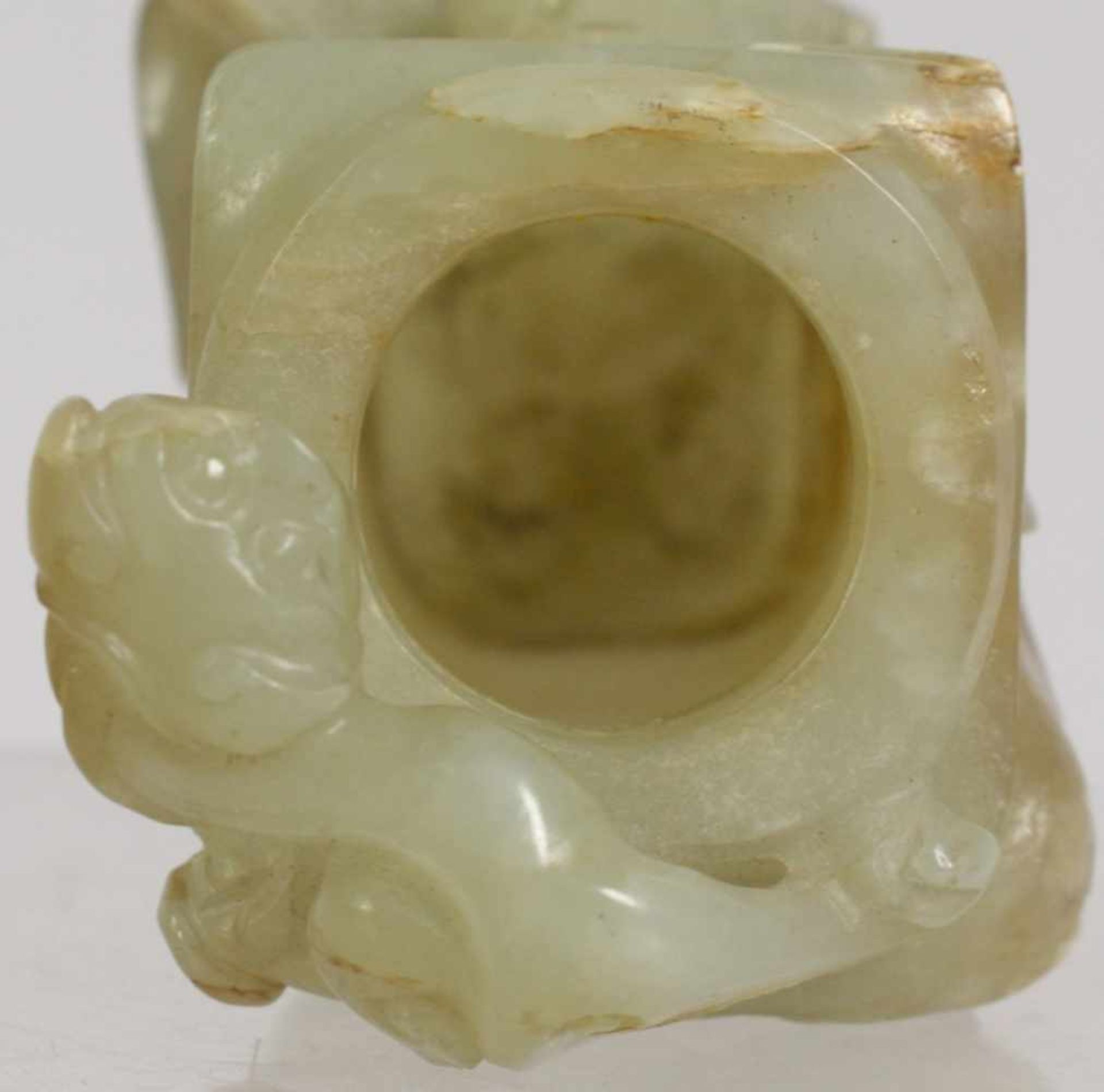Jade-Ziervase, China, gearbeitet als "Cong-Röhre", unten geschlossener, quadratisch,< - Bild 3 aus 5