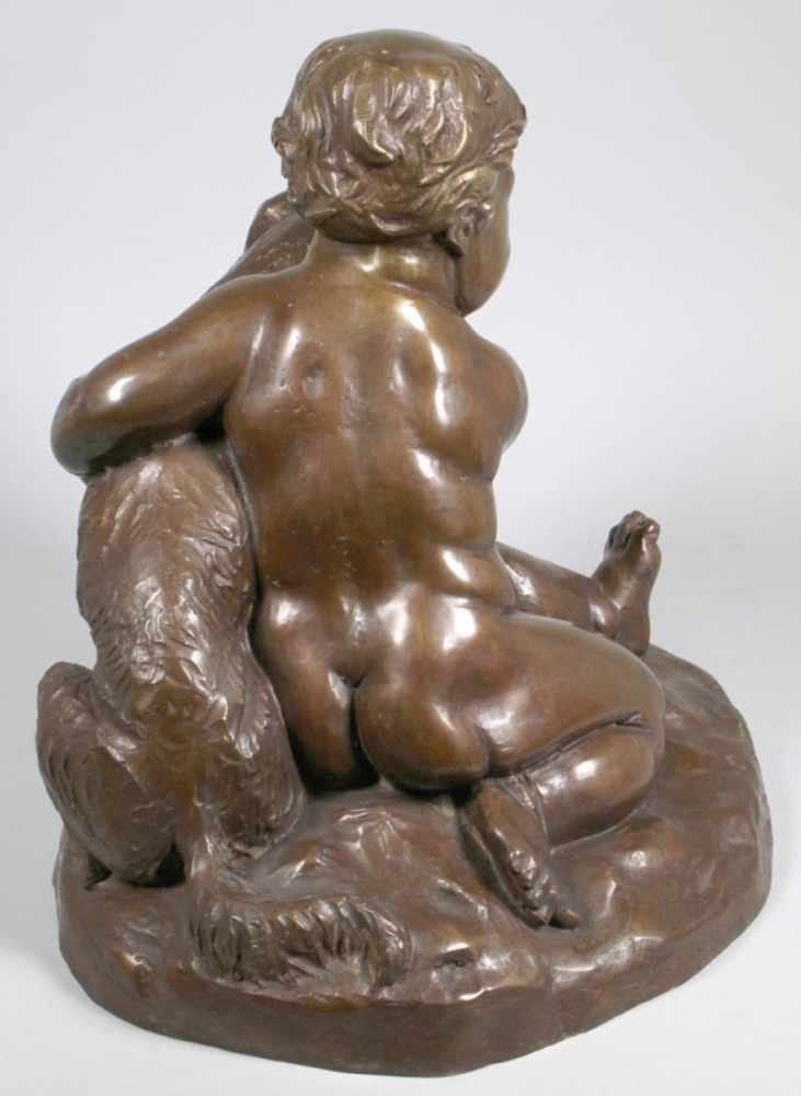 Bronze-Plastik, "Putto mit Hund", anonymer Bildhauer Mitte 20. Jh., vollplastische, - Image 2 of 3