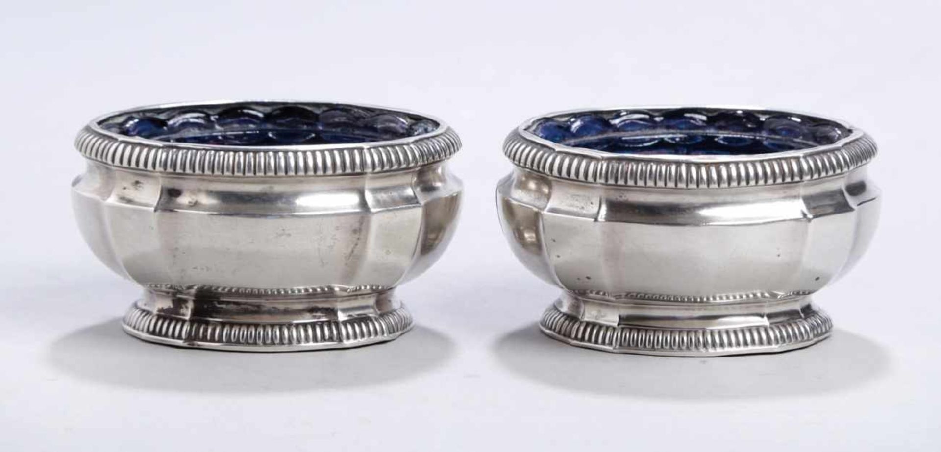 Ein Paar Gewürzgefäße, 19./20. Jh., Silber, ovale Form, Glaseinsatz, 3,5 x 7 x 5,5 cm, 1<br