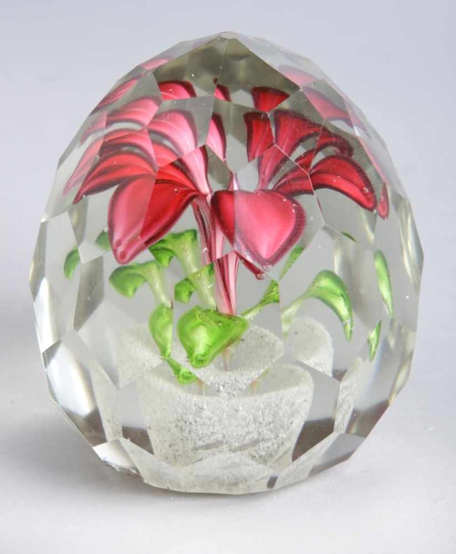 Glas-Paperweight, wohl Böhmen/Tschechoslowakei, um 1910-30, rundlich-elfeckiger Stand,<