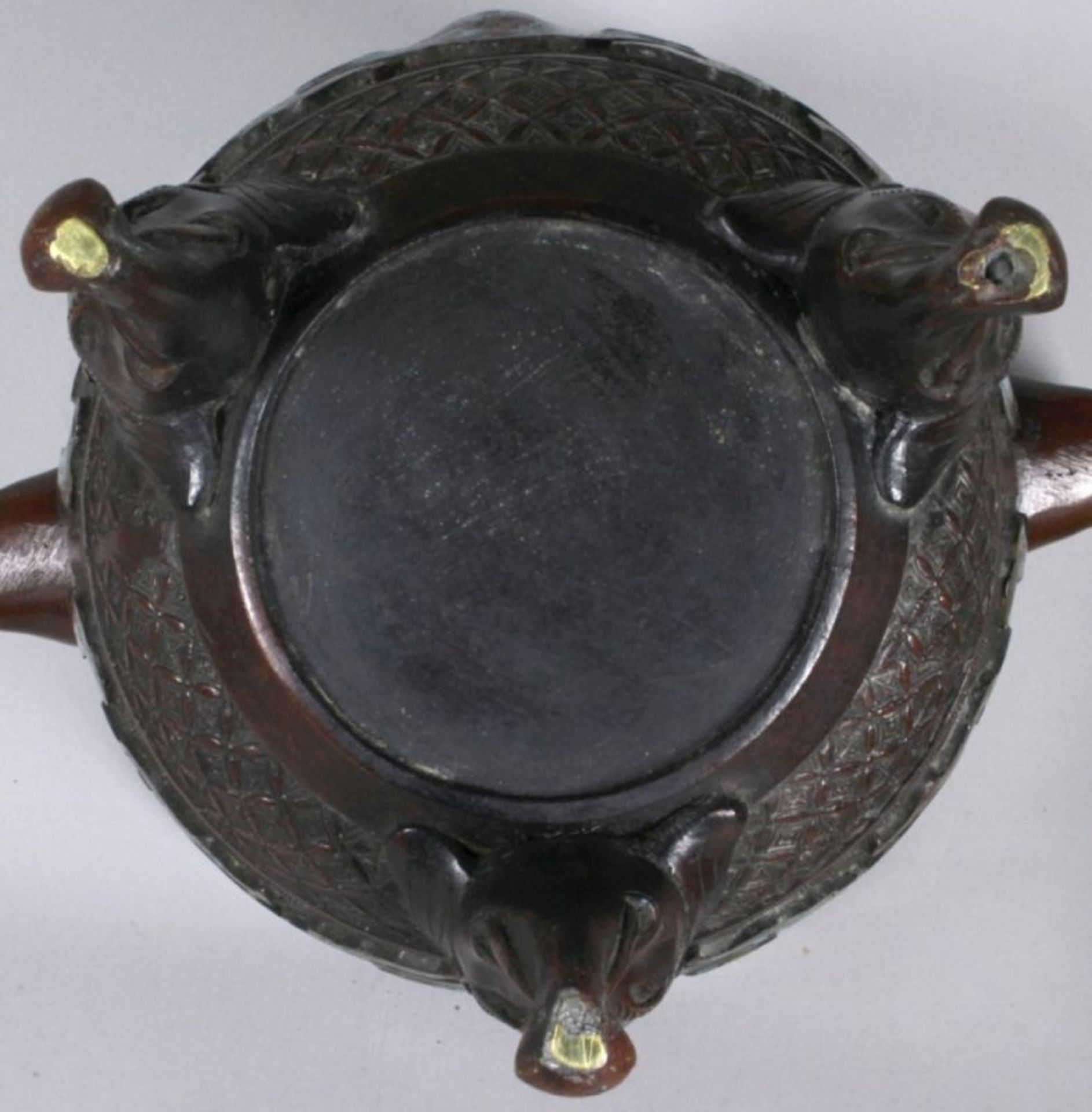 Bronze-Koro, China, 19. Jh., urnenförmiger, abgesetzt gearbeiteter Korpus auf 3 schlanken,< - Bild 4 aus 4