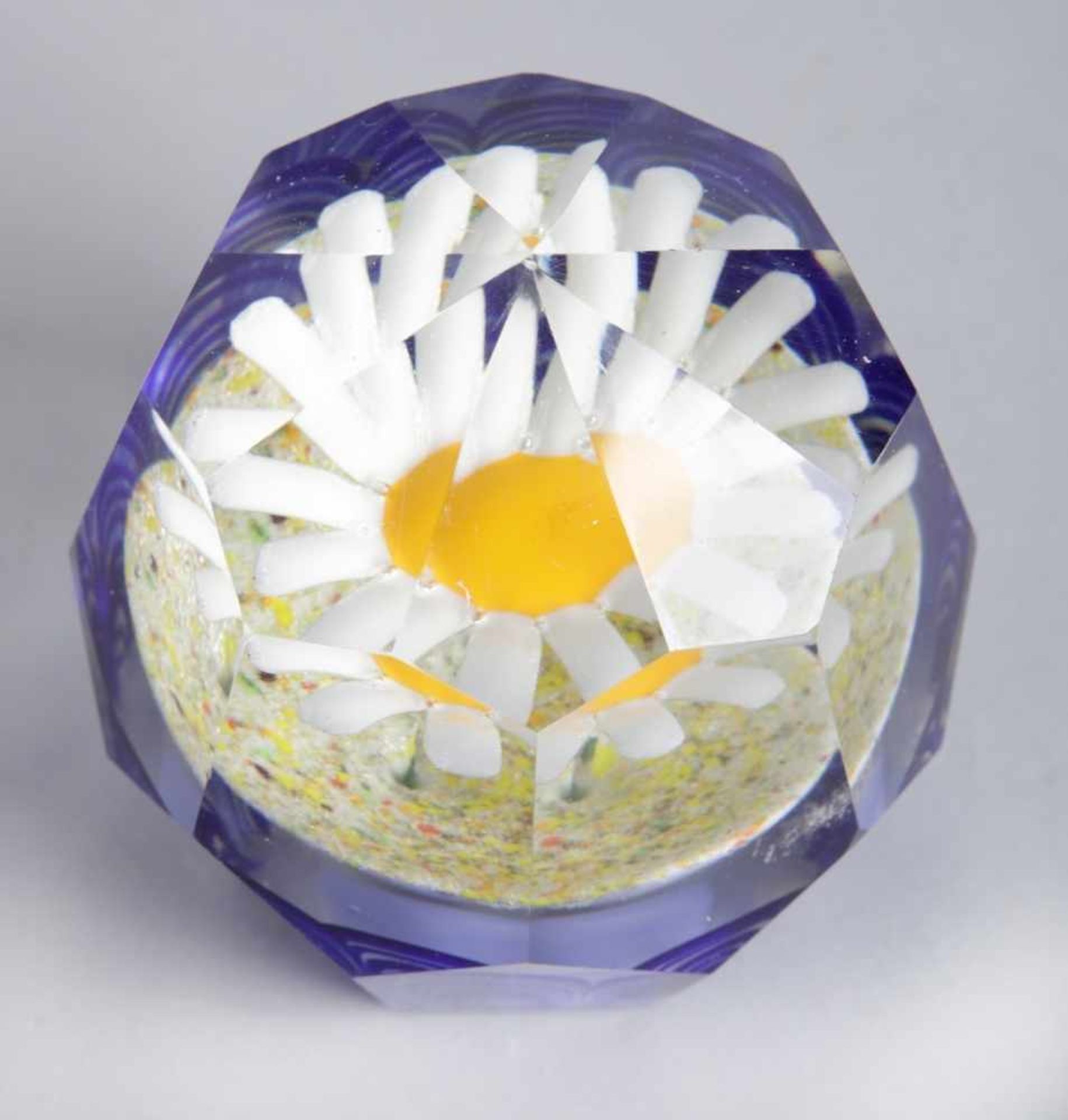 Glas-Paperweight, wohl Böhmen/Tschechoslowakei, um 1920-30, achteckiger Stand, rundum<