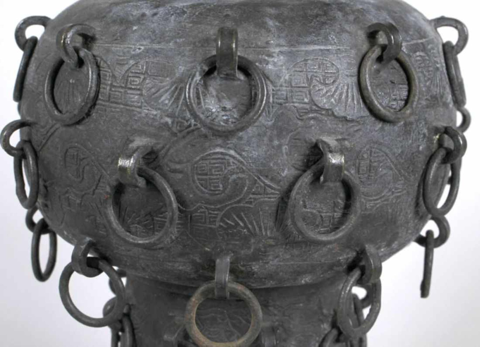 Bronze-Ziervase, China, 18./19. Jh., über trompetenförmig ausgestelltem Stand kugliger<b - Bild 4 aus 5