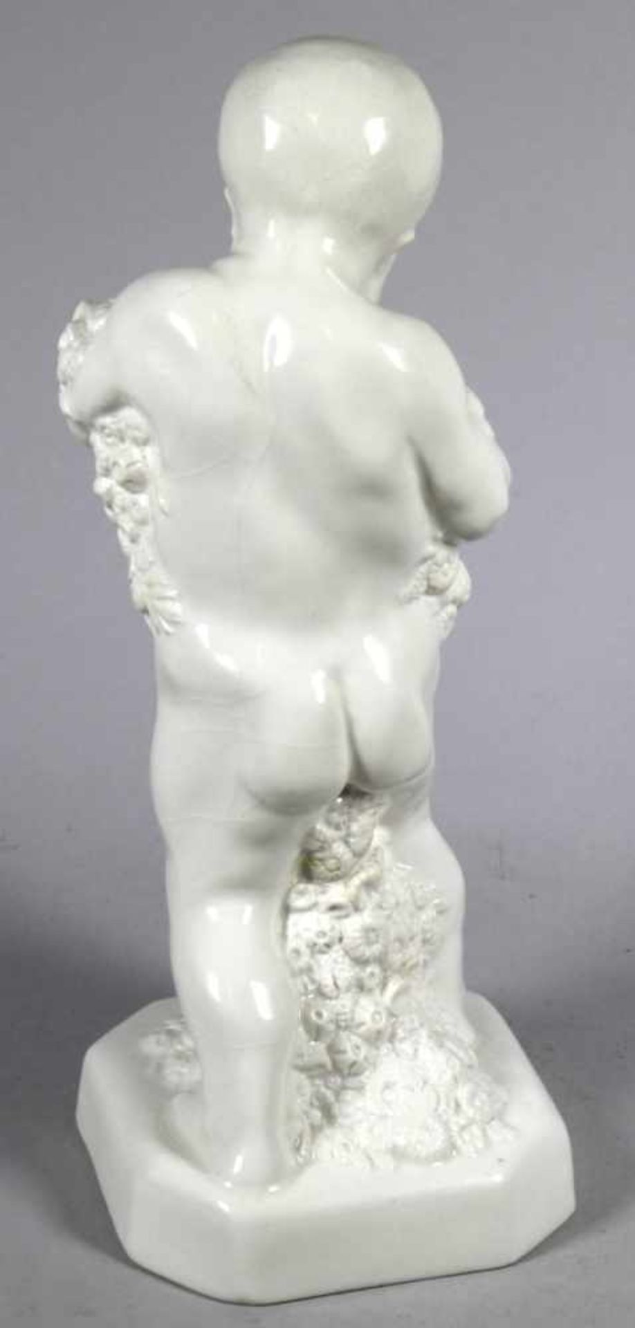 Porzellan-Figur, "Putto", nicht näher identifizierbar gemarkt, um 1910, Entw.: G.< - Bild 2 aus 4