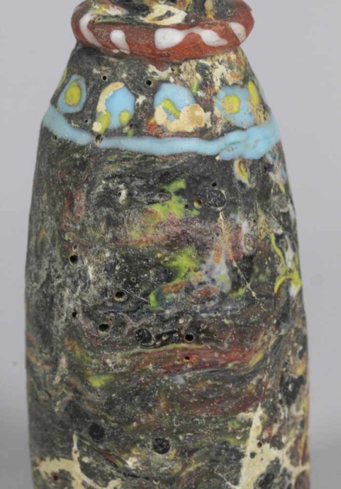 Glas-Tränenflasche, wohl Orient, schlanker Korpus mit gerilltem Hals und ausgestellter< - Bild 3 aus 5
