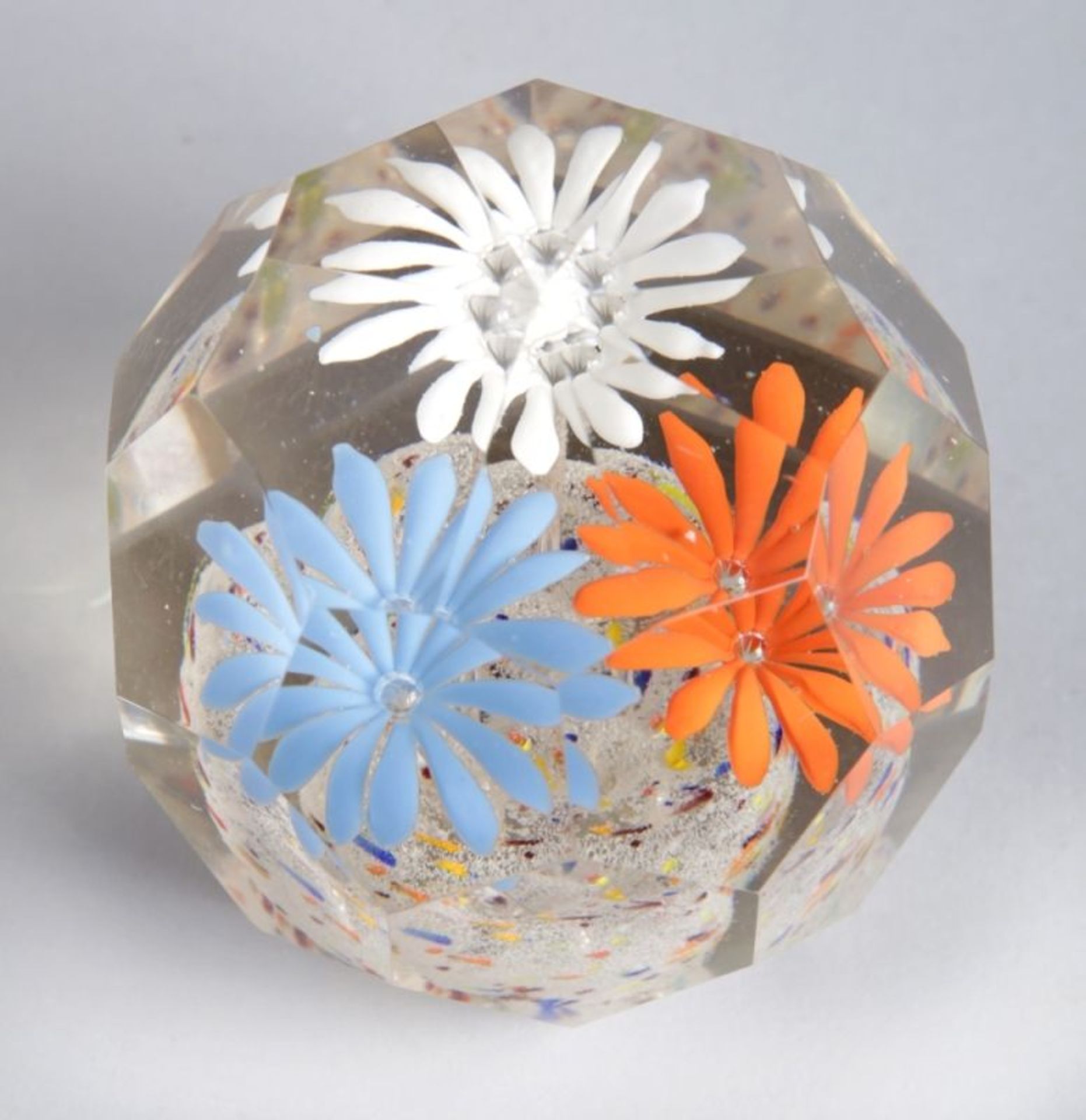 Glas-Paperweight, wohl Böhmen/Tschechoslowakei, um 1910-30, achteckiger, angefaster Stand,<