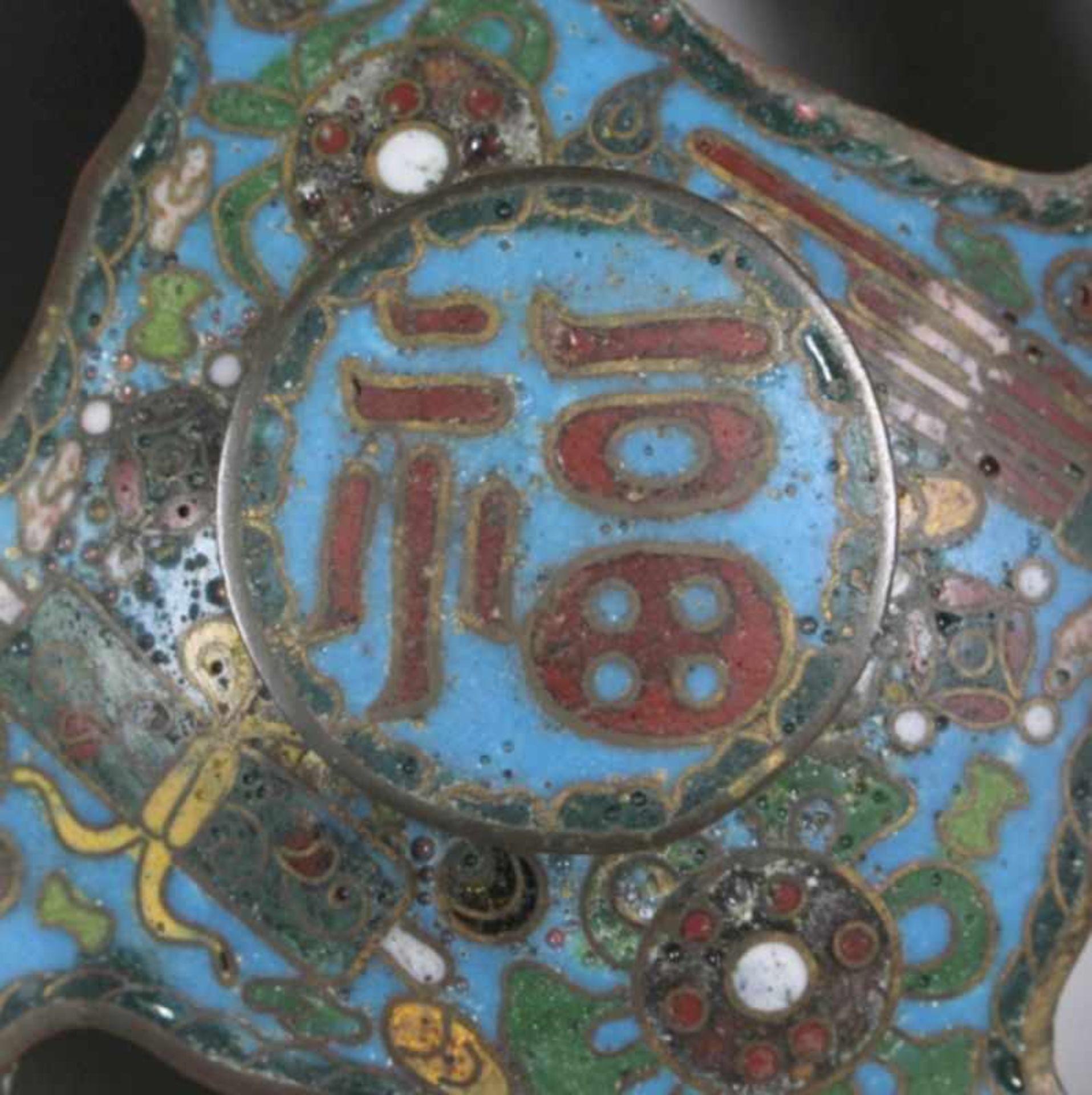 Cloisonné-Koro, China, 18./19. Jh., auf 3 ausgestellten Füßen runder, gebauchter bzw.<br - Bild 3 aus 6