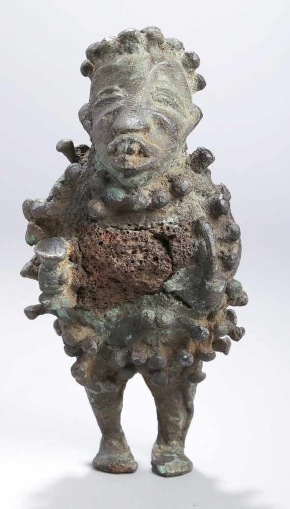 Bronze-Kultfigur, Kissi, Sierra Leone, stehende Darstellung mit stiltypischem Gesicht mit