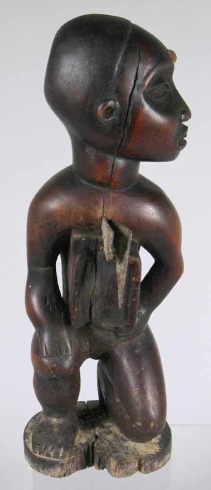 Fetisch, Nkisi, Vili, Kongo, auf Rundplinthe kniende Darstellung mit zur Seite gedrehtem - Image 2 of 4