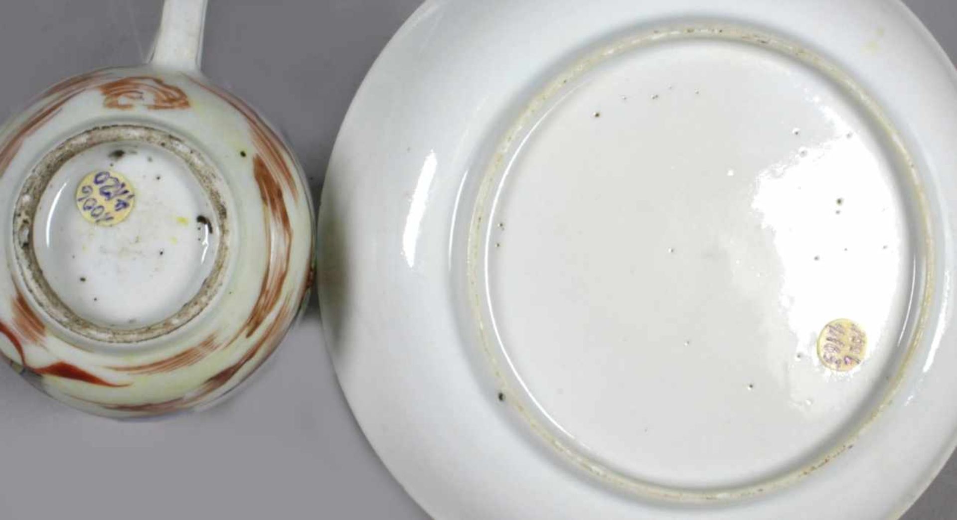 Porzellan-Tasse mit Untertasse, China, 18. Jh., beide Teile polychrom bemalt mit - Bild 2 aus 3