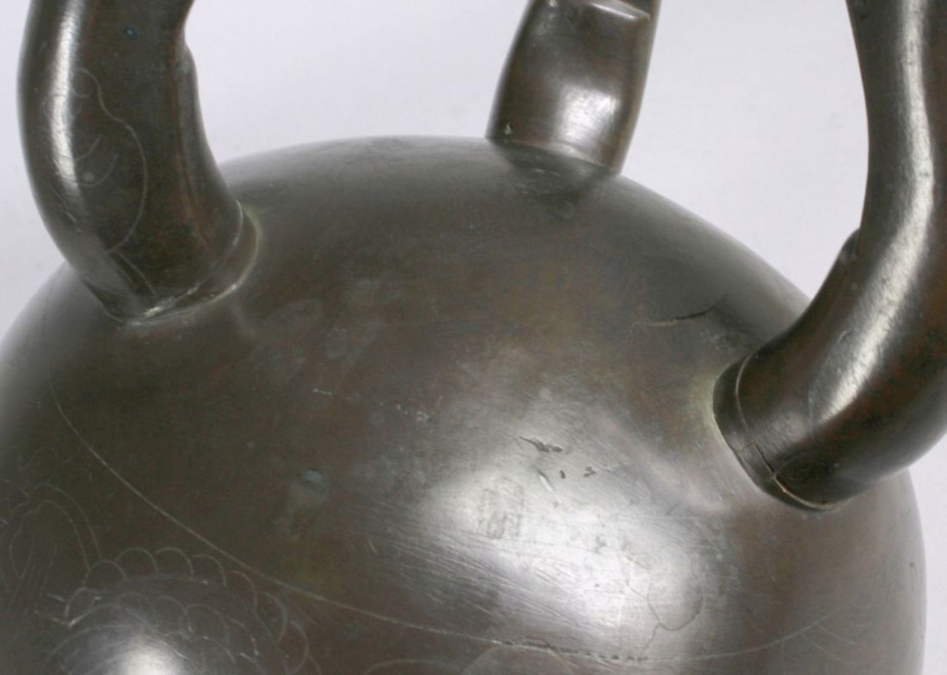 Bronze-Räucherkoro, China, 19. Jh., über 3 stelzenartigen Schlaufenfüßen kuglig gemuldeter<br - Bild 5 aus 5