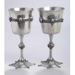 Ein Paar Metall-Pokale, 2. Hälfte 20. Jh., versilbert, glockenförmiger Korpus, schlanker<b