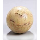 Elfenbein-Kugel, um 1900, schön gewachsene Alterspatina mit parzieller Rottönung und<b